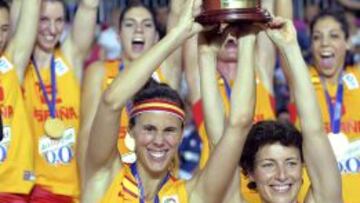 Amaya Valdemoro y Elisa Aguilar levantan la copa de campeones.