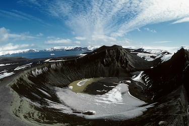 Forma parte del archipiélago de las Shetland del Sur. Es un cráter volcánico parcialmente sumergido, cuya forma circular genera una bahía natural de aguas termales. Allí se mezclan hielo y vapor en un paisaje surrealista. Sirve también como base científica y tiene una historia de presencia humana desde el siglo XIX.