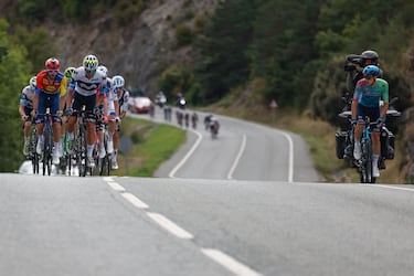 Varios ciclistas durante la décima etapa de La Vuelta a España, entre el Parque de la Naturaleza Sendaviva (Navarra) y final en el Ferial Larra Belagua.