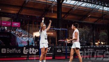 Bea González y Delfi Brea celebran una victoria.