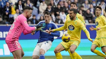 12/03/25 PARTIDO SEGUNDA DIVISION
REAL OVIEDO DEPORTIVO CORUÑA
LEITE ATRAPA EL BALON ANTE VIÑAS EL PASADO PARTIDO