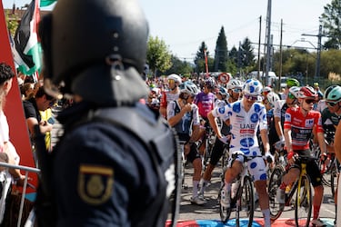 Los ciclistas al inicio de la etapa 13 de la Vuelta.