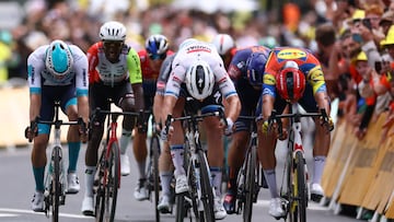 Tim Merlier bate a Jonathan Milan en un ajustado esprint, en la meta de Dunkerque, final de la tercera etapa del Tour de Francia 2025.