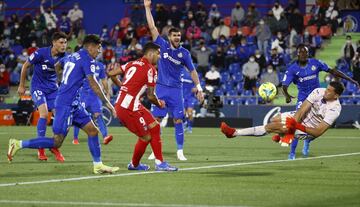 Parada de David Soria tras un tiro de Luis Suárez.