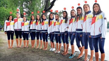 Las trece jugadoras de la Selección española de waterpolo femenino.