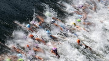 Las atletas disputan la prueba de natación de los Campeonatos de Europa de triatlón que se celebraron en Múnich (Alemania).
