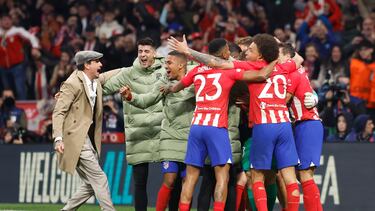 Los jugadores del Atlético celebran el pase a cuartos de final de la Champions.