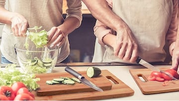 Un especialista en enfermedades infecciosas desmonta el mito sobre la tabla de cortar de madera de las cocinas