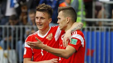 Los futbolistas rusos Aleksandr Golovin y Denis Cheryshev celebrando la victoria de Rusia frente a Arabia Saudí por 5-0 en el debut del Mundial de Rusia.