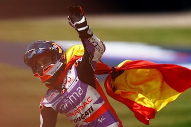 Jorge se enfundó la bandera de España tras ganar la carrera en Alemania.