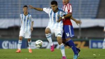 Ángel Correa disputa el balón con Roque Ariel Guariche de Paraguay.