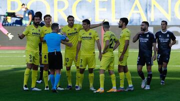 Los jugadores del Villarreal protestan a Hernández Hernández.