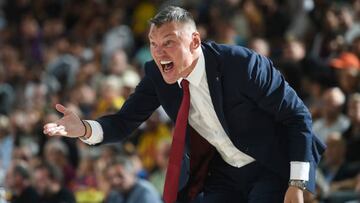 BARCELONA, SPAIN - OCTOBER 07: Sarunas Jasikevicius, Head Coach of FC Barcelona in action during the 2022/2023 Turkish Airlines EuroLeague match between FC Barcelona and Olympiacos Piraeus at Palau Blaugrana on October 07, 2022 in Barcelona, Spain. (Photo by Rodolfo Molina/Euroleague Basketball via Getty Images)