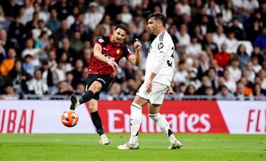 0-1. Balón rechazado dentro del área blanca al que no llega Dani Ceballos pero sí Martin Valjent. El defensa eslovaco deja psar el balón y se saca un zurdazo cruzado lejos del alcance de Thibaut Courtois.