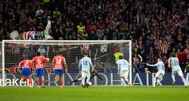 El jugador del Celta, Iago Aspas, marca el 0-1 de penalti al Atlético de Madrid 

