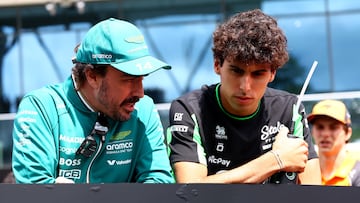 Fernando Alonso charla con Gabriel Bortoleto.