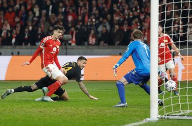 1-2. Centro de Fran García desde la línea de fondo, Joselu ataca el primer palo y remata de cabeza para superar a Frederik Ronnow por abajo.