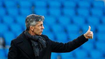 SAN SEBASTIÁN, 10/12/2022.- El entrenador de la Real Sociedad, Imanol Alguacil, durante el partido de fútbol amistoso que han disputado ante el Rayo Vallecano este sábado en el Reale Arena de San Sebastián. EFE/ Javier Etxezarreta