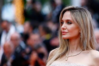 Angelina Jolie posa en la alfombra roja durante su llegada a la proyección de la película "Eddington".