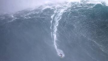 Carlos Burle surfeando una ola gigante en Jaws (Hawái).