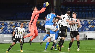 Naples (Italy), 13/02/2021.- Juventus' goalkeeper Wojciech Szczesny (2L) makes a save during the Italian Serie A soccer match SSC Napoli vs Juventus FC at the Diego Armando Maradona stadium in Naples, Italy, 13 February 2021. (Italia, Nápoles)