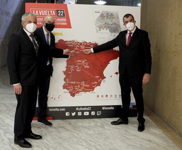Nicanor Jorge Sen Vélez, alcalde de Cistierna; Ángel García Colin, vicepresidente de RTVCyL y Javier Giullén, director general de La Vuelta.