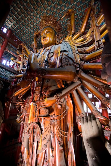 Buda de madera de casi 23 metros de altura y 110 toneladas de peso. Se encuentra en los conocidos Ocho Templos Exteriores en la ciudad de Chengde construidos entre 1713 y 1780.