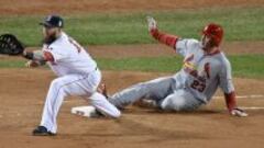 La defensa abandona a St. Louis Cardinals en el primer partido