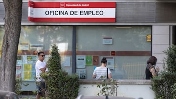 Varias personas hacen cola en una oficina del SEPE, a 4 de agosto de 2025, en Madrid (España). El paro registrado en las oficinas de los servicios públicos de empleo bajó en 1.357 personas en julio en relación con el mes anterior (-0,06%) hasta situarse en un total de 2.404.606. Por su parte, la Seguridad Social ganó una media de 4.408 cotizantes en julio respecto al mes anterior (+0,02%) y el sistema alcanzó un nuevo máximo histórico, con 21.865.503 afiliados, según los datos publicados este lunes por el Ministerio de Trabajo y Economía Social y el Ministerio de Inclusión, Seguridad Social y Migraciones, respectivamente.
04 AGOSTO 2025;PARO;SEGURIDAD SOCIAL;COTIZANTES;INEM;EMPLEO;OFICINA;SEPE
Eduardo Parra / Europa Press
04/08/2025