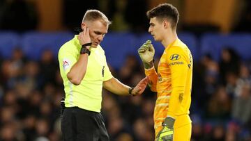 El Tottenham sanciona al hincha que lanzó un vaso a Kepa