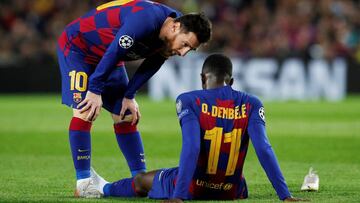 Messi habla con Dembélé después de la lesión del francés.