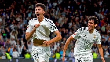 2-1. Jacobo Ramón y Jesús Vallejo celebran el segundo gol del conjunto blanco.