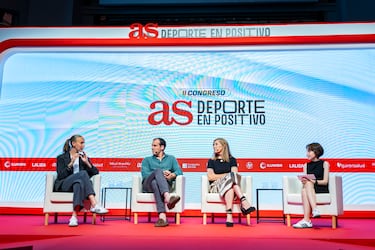 Marina Díaz (futbolista) charlando junto con Virginia Torrecilla (futbolista), Tomás Bellas (jugador de baloncesto) y la 
Dra. Aurora Rodríguez Pérez (Jefa de Servicio de Oncología Radioterápica del Hospital Ruber Internacional).