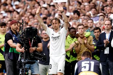 Impresionante despedida de la afición a Luka Modric durante su último cambio en el Bernabéu.