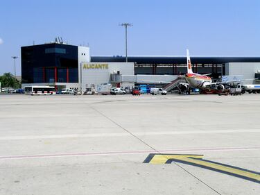 Ubicado en el término municipal de El Altet Elche da servicio a una gran parte del levante español. El octavo mejor aeropuerto de España se encuentra en la posición 148º a nivel global.