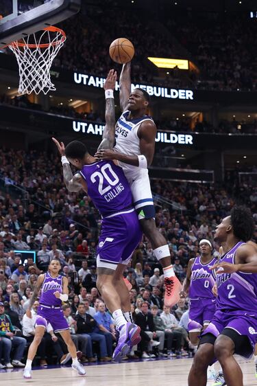 Tras recibir un pase de Nickeil Alexander-Walker Edwards entroó a canasta para machacar el aro. Collins intentó desbaratar la jugada pero la historia no resultó nada buena para el jugador de Utah.

