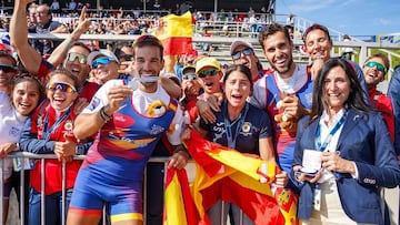 Javier García y Jaime Canalejo celebran su éxito en los Mundiales con la delegación española y la presidenta Asunción Loriente en primer término.
