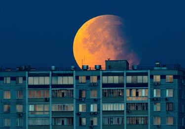 Imagen del eclipse lunar parcial sobre un edificio residencial en Moscú, Rusia.