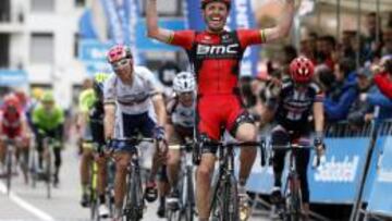 El corredor del BMC Racing Team Samuel Sánchez se ha impuesto en la meta de la cuarta etapa de la Vuelta Ciclista al País Vasco entre las localidades de Lesaka (Navarra) y Orio (Gipuzkoa) (165,0 km).