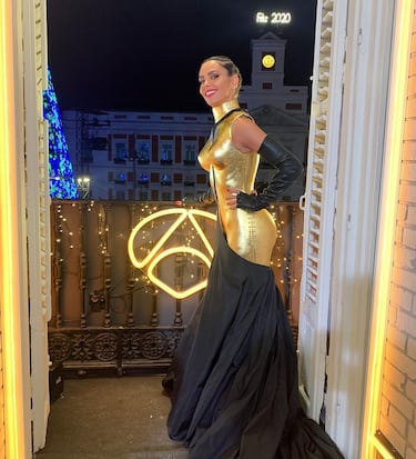 En 2019, Cristina se puso en manos de Jacinto de Manuel para conseguir una sorprendente pieza que se convirtió, sin duda, en la más arriesgada que ha lucido en Nochevieja. Poco antes del final del año, la vallecana dejó caer su capa negra para mostrar una espectacular escultura fabricada con vidrio reciclado y recubierta con pan de oro que requirió que la joven mantuviera su peso de manera estricta e incluso aseguró que no le cabía la ropa interior.
