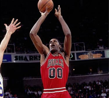 El 'jefe' en las zonas de los míticos Celtics de los 80 acabó su carrera con el doble cero en la camiseta... de los Bulls, con los que jugó 43 partidos en la temporada 1996-97. De sus 1611, 1134 los jugó con los Celtics. El resto, Warriors, Hornets y Bulls.