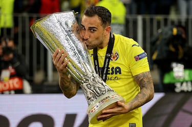 El delantero español de 31 años está como agente libre en el mercado. Aunque haya competido en la liga de Emiratos Árabes Unidos durante estos últimos cuatro años, es inolvidable su rendimiento en LaLiga y en el Borussia Dortmund. Entre sus títulos más importantes se encuentra una liga española conseguida con el Barcelona y una Europa League lograda con el Villarreal.