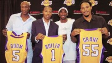 Lamar Odom y Caron Butler, durante su presentación en los Lakers junto a Kobe y Brian Grant.