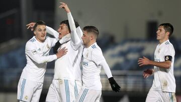 Óscar es felicitado por sus compañeros tras marcar el 1-0 del Castilla al Coruxo.