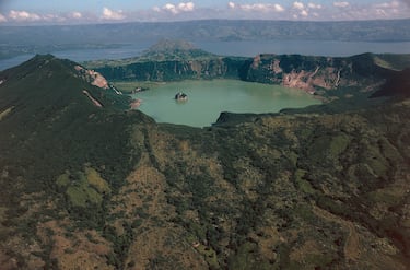La Isla Volcánica Taal, en Filipinas, es famosa por su extraordinaria formación geográfica: se trata de un volcán activo ubicado dentro del Lago Taal, que a su vez está en la isla de Luzón, la más grande del país. En su interior, el cráter principal alberga otro lago —el Lago del Cráter— que contiene una pequeña isla llamada Vulcan Point. Este insólito encadenamiento de tierra y agua crea una estructura única en el mundo: una isla dentro de un lago, dentro de una isla, dentro de otro lago, dentro de otra isla. Esta singularidad, unida a su intensa actividad volcánica, hace de Taal un lugar tanto fascinante como potencialmente peligroso.