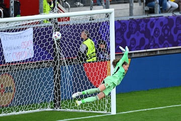 Jugada larga que acaba en un golazo. Recibe Pina en la frontal del área. Se perfila y se saca un disparo al palo largo, entrando el balón por la escuadra.