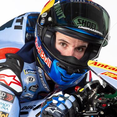 Álex Márquez tumbado sobre su Ducati Desmosedici GP23.