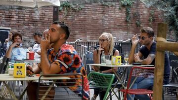 Coronavirus y tabaco: ¿me pueden prohibir que fume en una terraza?