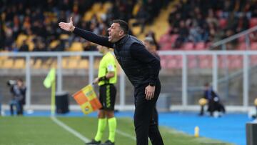 Lecce (Italy), 10/03/2024.- Lecce's head coach Roberto D'Aversa gestues during the Italian Serie A soccer match US Lecce vs Hellas Verona FC in Lecce, Italy, 10 March 2024. (Italia) EFE/EPA/ABBONDANZA SCURO LEZZI