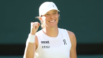 Wimbledon (United Kingdom), 10/07/2025.- Iga Swiatek of Poland celebrates after winning the Women's Singles semi-finals match against Belinda Bencic of Switzerland at the Wimbledon Championships, Wimbledon, Britain, 10 July 2025. (Tenis, Polonia, Suiza, Reino Unido) EFE/EPA/ADAM VAUGHAN EDITORIAL USE ONLY